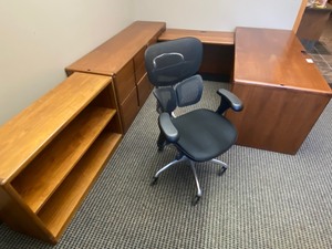 lot 4 image: Steelcase Office Furnishing Set