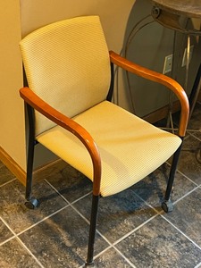 lot 20 image: Lot Of (2) Rolling Office Chais & (1) High-Top Decor Table