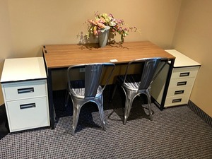 lot 25 image: 5-Piece Workstation Furnishing Set