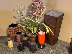 lot 28 image: Lot Of Assorted Home  Office Decor