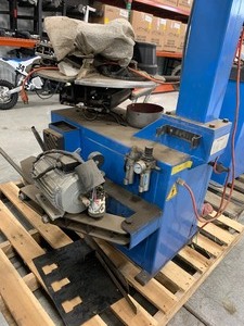 lot 3 image: THE MAX TC500 TIRE CHANGING MACHINE