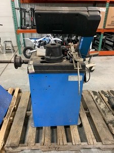lot 4 image: THE MAX CB150 WHEEL BALANCING MACHINE