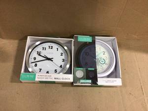 La Crosse Technology Wall Clock with Night Vision 404-4525 Customer Returns See Pictures