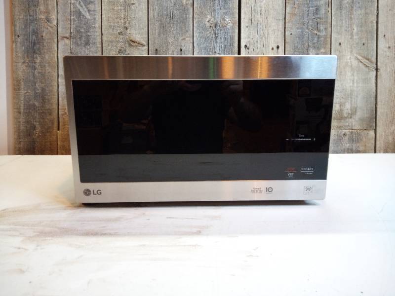 LG - NeoChef 0.9 Cu. Ft. Compact Microwave with EasyClean - Stainless steel