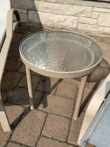 lot 76 image: 2 Brown Jordan Adjustable Lounges with an Accent Table