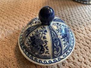 lot 106 image: Delfts Ceramic Lidded Vase