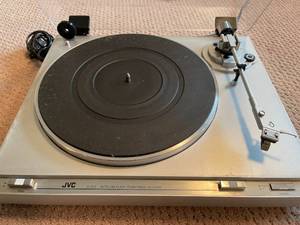lot 124 image: JVC Auto Return Turntable