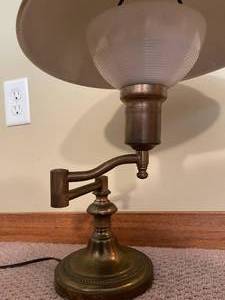 lot 127 image: Vintage Brass Table Lamp With Adjustable Arm