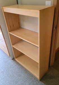lot 7 image: Light Wood Bookshelf
