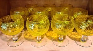 lot 24 image: VintageYellow Glassware
