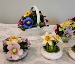 lot 33 image: Vintage Porcelain Flower Baskets