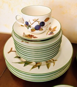 lot 61 image: Royal Worcester Dish Set