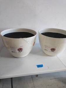 lot 11 image: Decatur 20 in. Starlight White Resin Planter