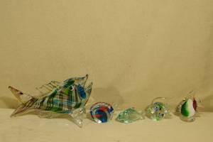 lot 149 image: Colorful Glass Fish Dcor