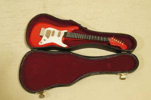 lot 64 image: Miniature Electric Guitar in Case - 9.5 Long