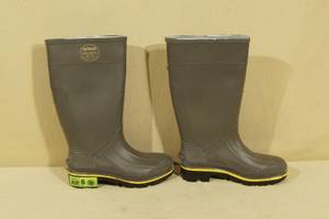 lot 87 image: CHOICE OF SIZE Servus Rain Boots - Size 6 OR 9