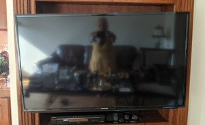 lot 4 image: Beautiful Samsung 46 TV