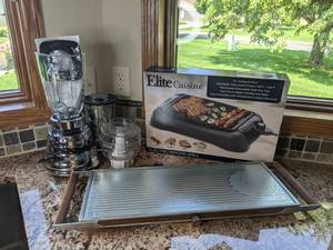 lot 56 image: Vintage Flattop Indoor Grill, Elite Electric Indoor Grill, Osterizer Classic Blender