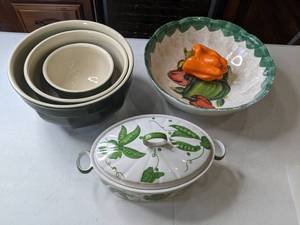 lot 51 image: Kitchen Lot - WIlliams Sonoma Nesting Ceramic Bowls