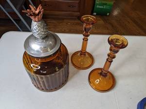lot 52 image: Beautiful Amber Glass Table Decor