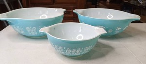 lot 53 image: 3 Vintage Pyrex Nesting Bowls - Aqua Amish Farmer