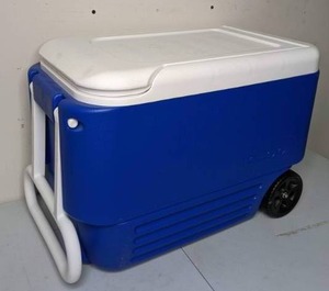 lot 236 image: Hardsided Igloo Cooler w Wheels and Handle