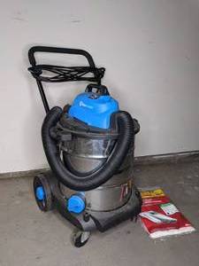 lot 204 image: 12 Gallon VacMaster WetDry Vacuum