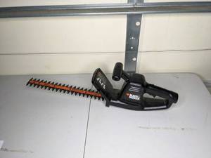 lot 213 image: Black & Decker 16 Power Trimmer