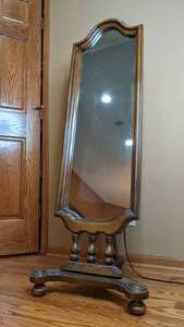 lot 16 image: Beautiful Freestanding Wood Frame Mirror with Intricate Details