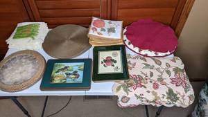 lot 64 image: Abundance of Wood and Cloth Placemats and Towels
