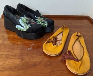lot 149 image: Unique Shoes Black N.Y.L.A w Dragons & Yellow Slides