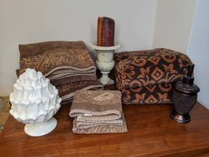 lot 121 image: Brown Towel Set, Soap Dispenser, Candle wCandle Holder, & White Acorn Table Decoration