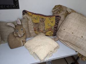 lot 115 image: Lot of (6) Throw Pillows