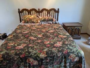 lot 116 image: Beautiful Vintage Solid Wood 3 piece Bedroom Set