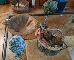 lot 193 image: Mixed Lot of Home Dcor Candy Dish, Pine Cone Statue, Wooden Basket, Set of Decorative Pine Cones, Small Decorative Tree