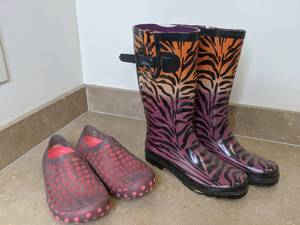 lot 326 image: Womens Rainboots and Water Clogs