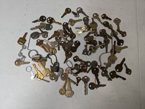 lot 309 image: Keys, keys, and more keys