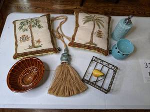 lot 310 image: Tropical Home Decor