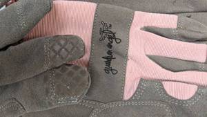 lot 277 image: Lot of Gardening Gloves and Small Tools
