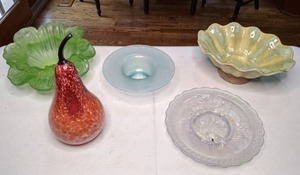 lot 380 image: Beautiful Blown Glass Decorative Bowls & Glass Pear