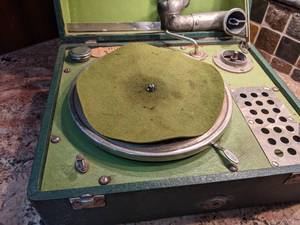 lot 384 image: Vintage Portable Case Record player in Green