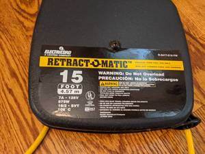 lot 853 image: Electricord RETRACT-O-MATIC Retractable Cord ReelDrop Light