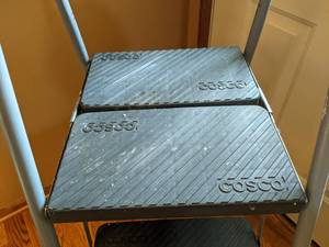 lot 855 image: Cosco Folding Tri-Step Ladder with Work Deck