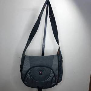lot 61 image: Swissgear Messenger Crossbody Bag