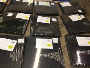 lot 31 image: Lot of Anti Fatigue Interlocking Mats various colors see pictures