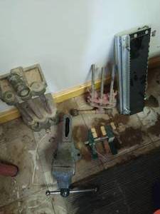 lot 364 image: Bench Vise, Dovetail Template, & 3 Clamps