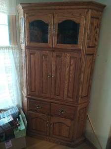 lot 290 image: Lighted Oak Corner Cabinet