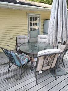lot 472 image: Patio Set