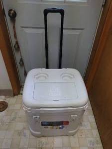 lot 485 image: Igloo Ice Cube Ultra Roller Cooler