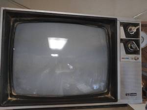 lot 495 image: Emerson 19 TV